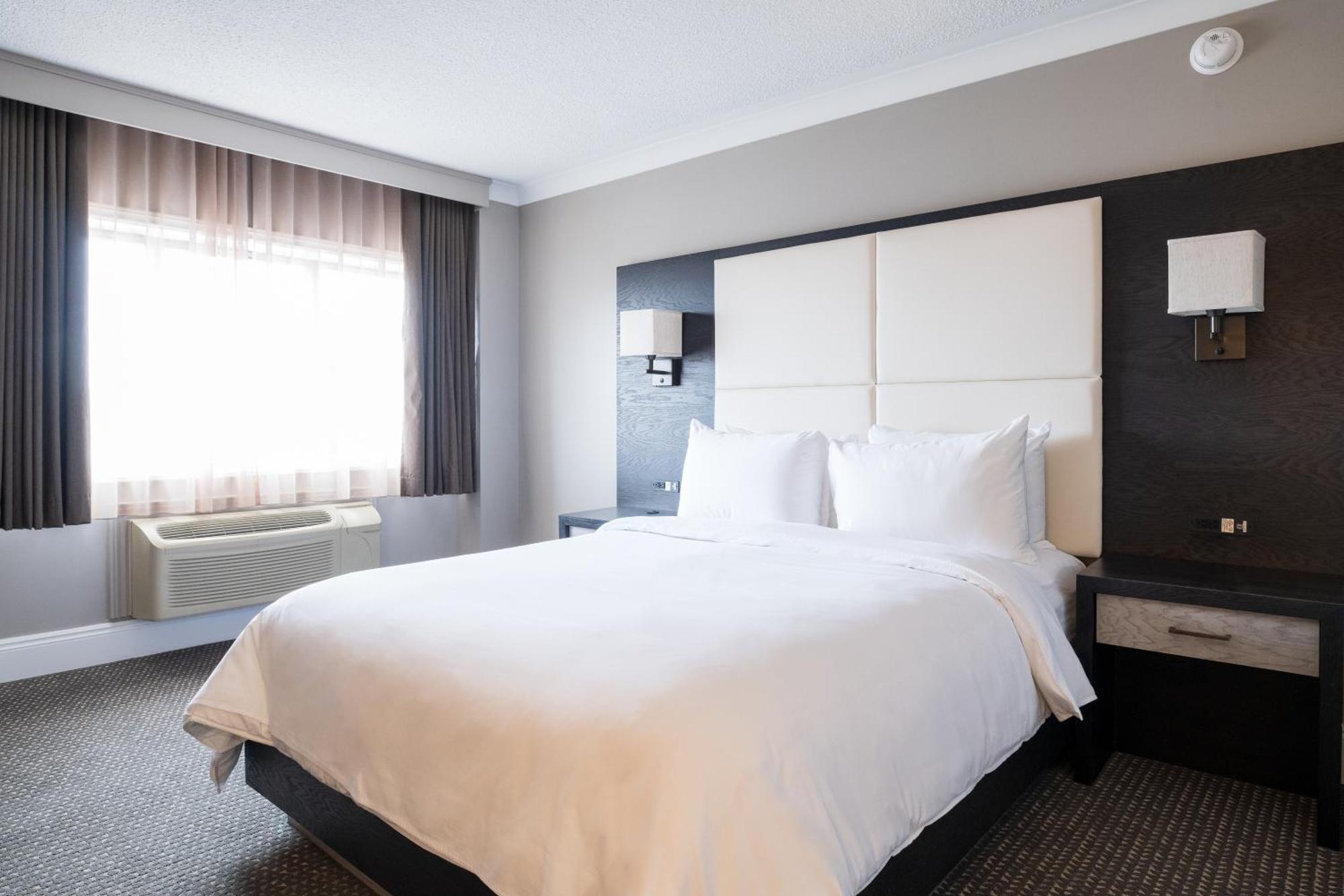 Crowne Plaza Hotel Moncton Downtown By Ihg Exterior photo